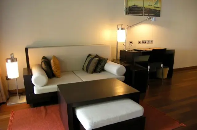 Jacuzzi Beach Villa - Couch & Desk